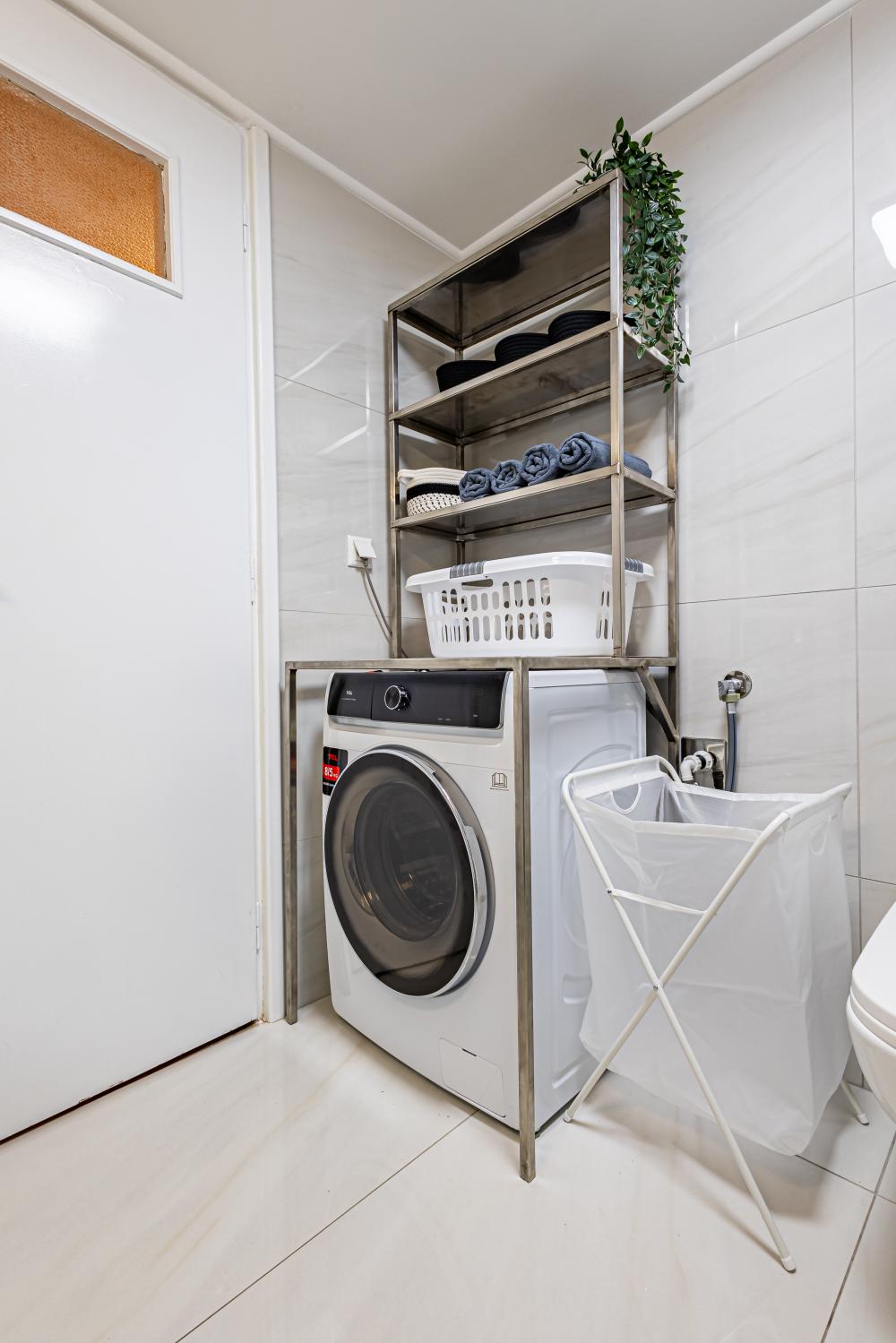 Washing machine of Main Bathroom at Priklis Luxury Apartment Faliroy 6_Koukaki